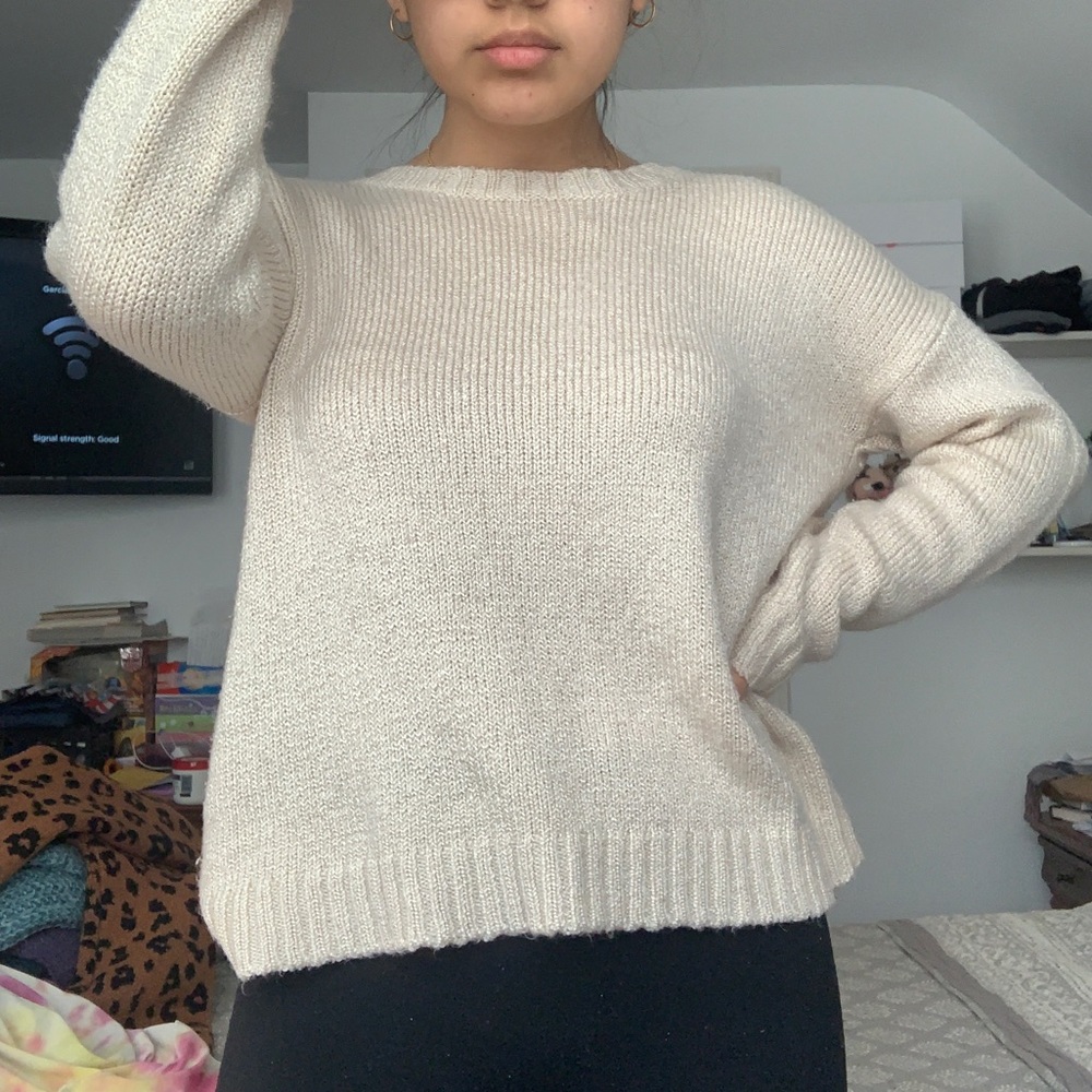 Forever 21 Cream Round Neck Sweater Size: Small